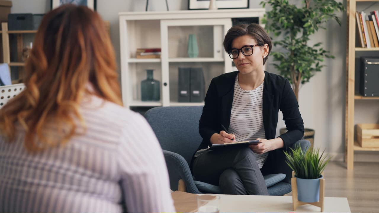 A picture of a counseling student practicing counseling.
